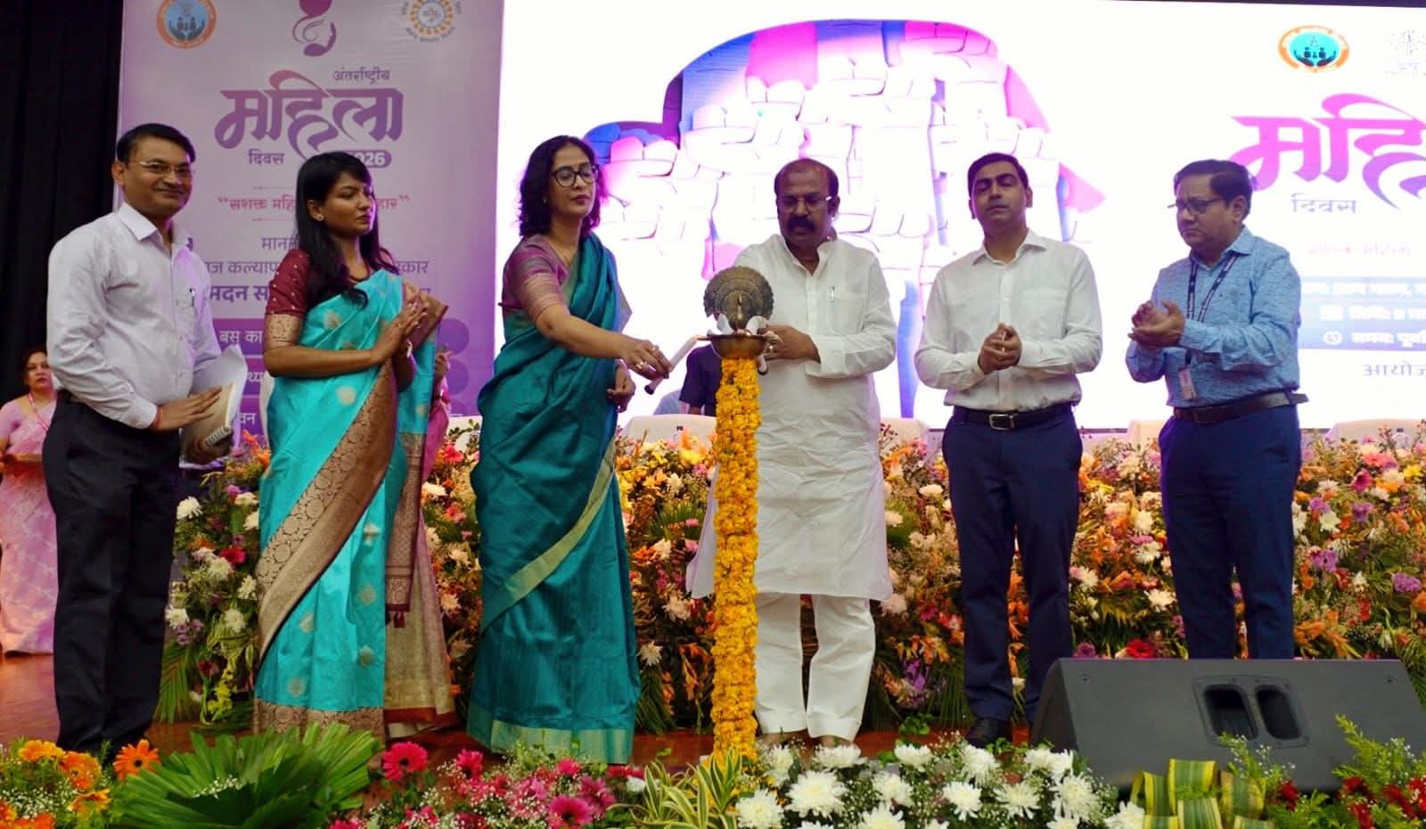 “सशक्त महिला, समृद्ध बिहार” कार्यक्रम में 18 पिंक बसों को दिखाई गई हरी झंडी, ‘बिहार अपराजिता सम्मान’ से महिलाओं का सम्मान