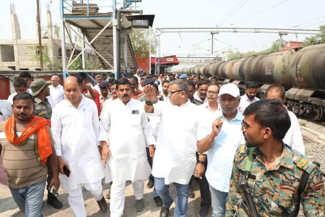 जमुई स्टेशन का जायजा लेने पहुंचे सांसद अरुण भारती, यात्री सुविधाओं का लिया निरीक्षण