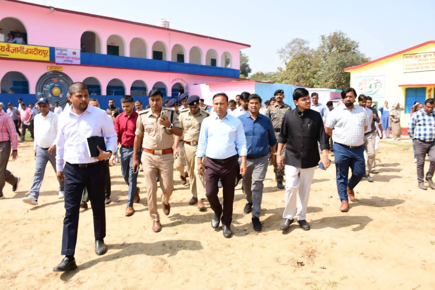 समृद्धि यात्रा को लेकर बैजनी में तैयारियां तेज, डीएम और एसएसपी ने जन संवाद स्थल का किया निरीक्षण