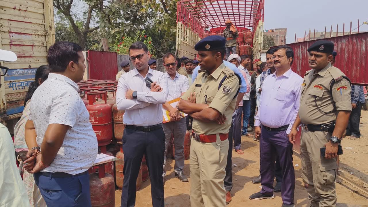 भोजपुर में डीएम-एसपी का गैस एजेंसियों पर औचक निरीक्षण, कालाबाजारी व अवैध भंडारण पर सख्ती