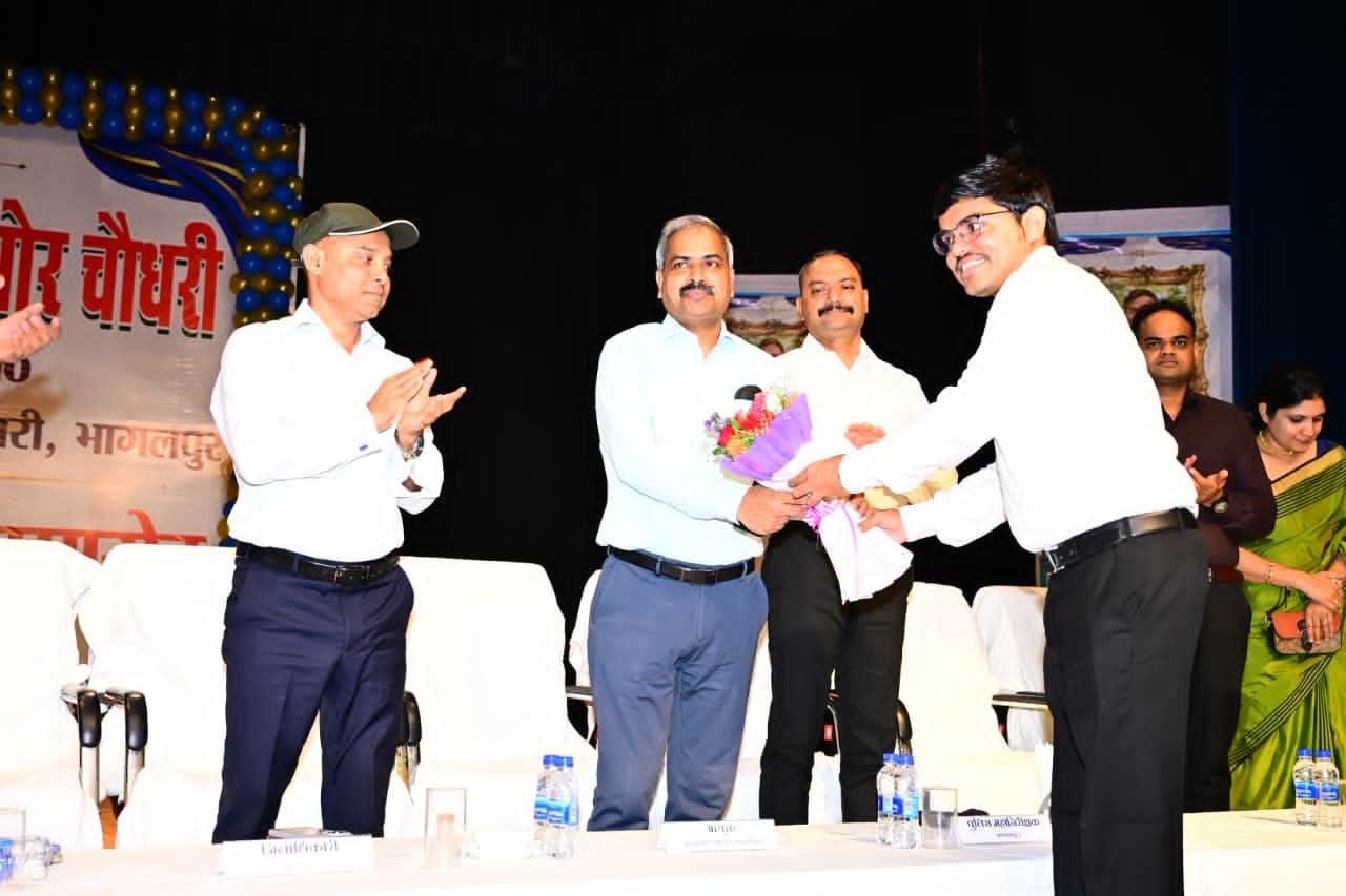 भागलपुर के निवर्तमान डीएम डॉ. नवल किशोर चौधरी को भावभीनी विदाई