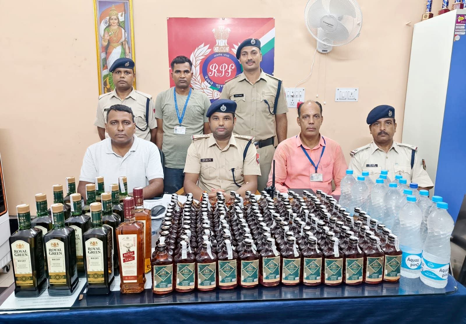 ट्रेन के बैटरी बॉक्स में छिपाकर रखी देसी-विदेशी शराब बरामद, पांच बोरे जब्त