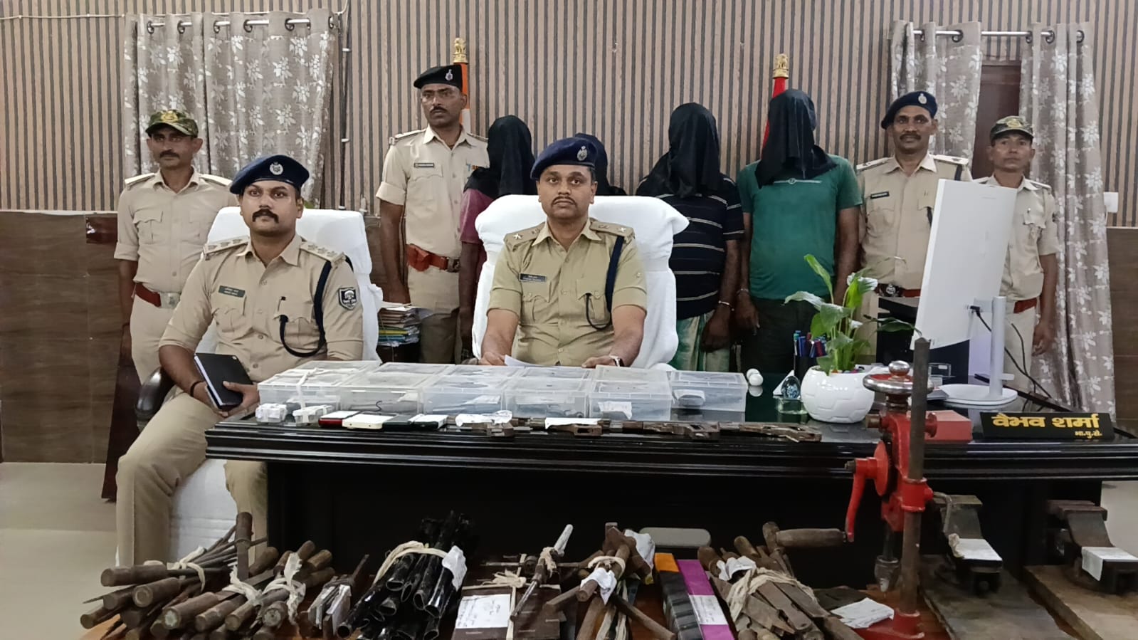 नवगछिया में मिनी गन फैक्ट्री का भंडाफोड़, चार हथियार तस्कर गिरफ्तार